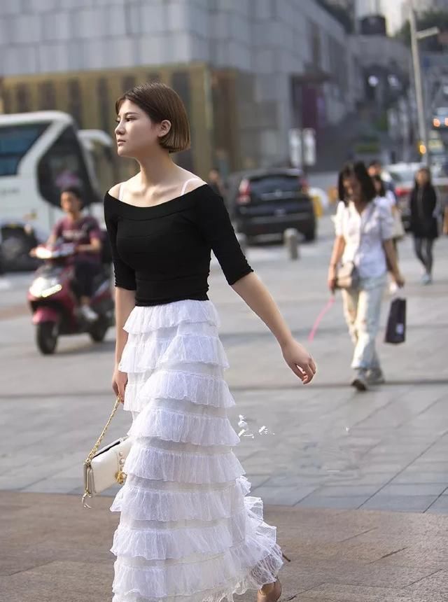  蛋糕：白色蛋糕裙搭配高跟鞋,清新又甜美,显得小姐姐颇有气质