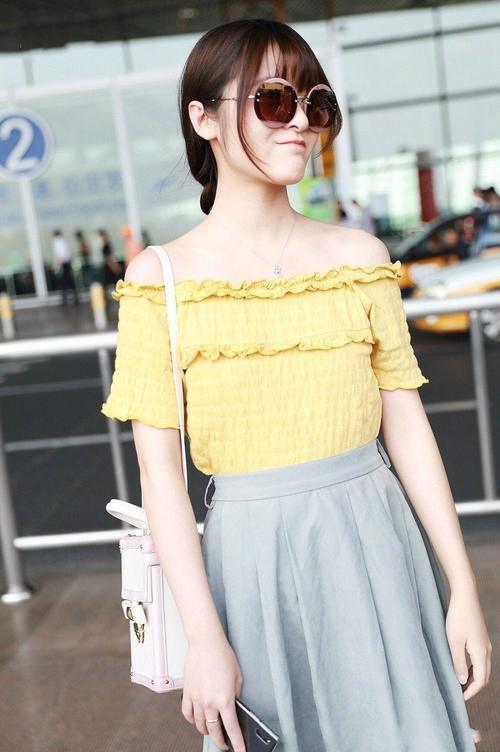 长江七号的徐娇长大了，素颜现身机场，毫无朝气！