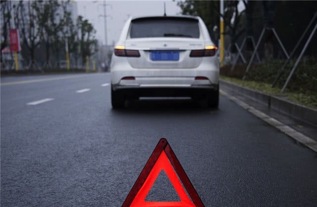 在高速应急车道换备胎，被扣了6分？车主：应急车道不能应急？