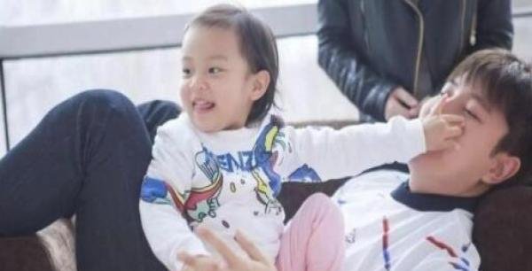 郑爽父亲发文怒怼谣言霸气护女 盘点娱乐圈老父亲宠女儿N种方式