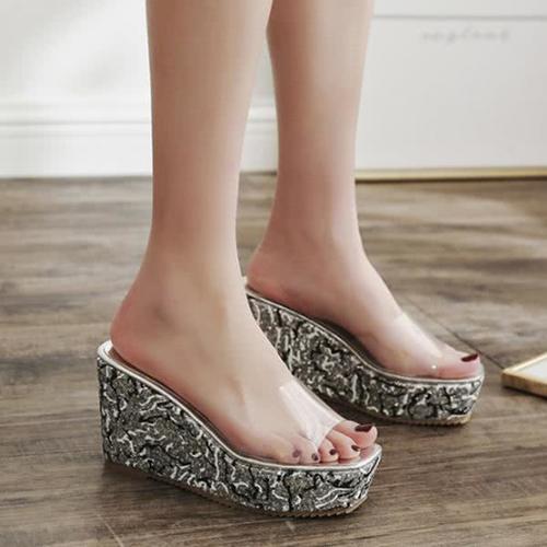 透明的鞋面完美衬托白皙双脚,显脚又白又嫩,简直撩人得不行