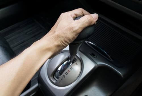  驾能■紧急情况下若司机不会踩刹车，自己坐在副驾能直接拉手刹