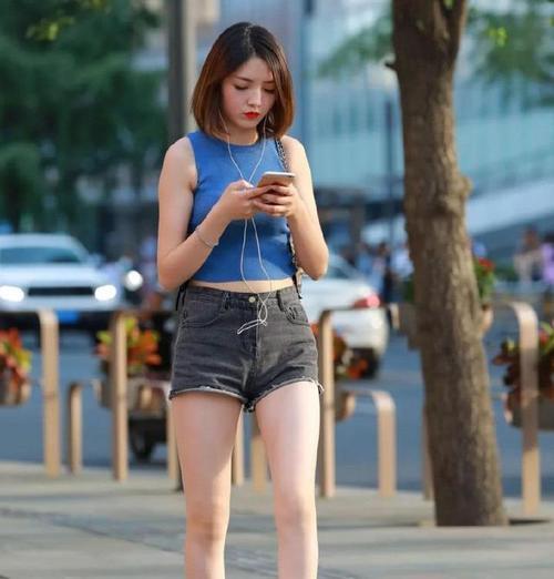 性感妹子尽情演绎青春美，完美的修饰了身材，也显得青春活力十足