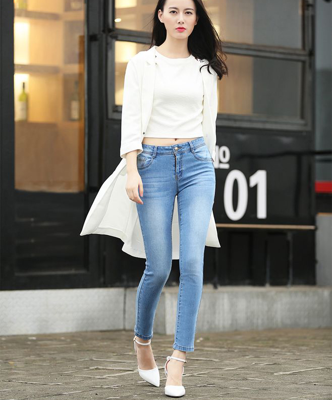 身穿紧身牛仔裤的美女，身材真好啊！突显她性感迷人笑容！