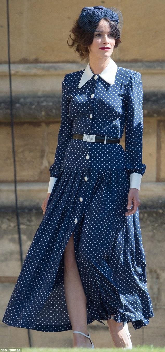 37岁伊万卡穿价值1万6蓝色波点裙竟如此少女，真看不出生过三个娃