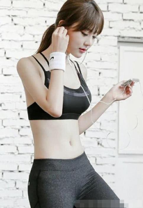 打底裤的装扮带来的美丽，此时很好的展现了出来！