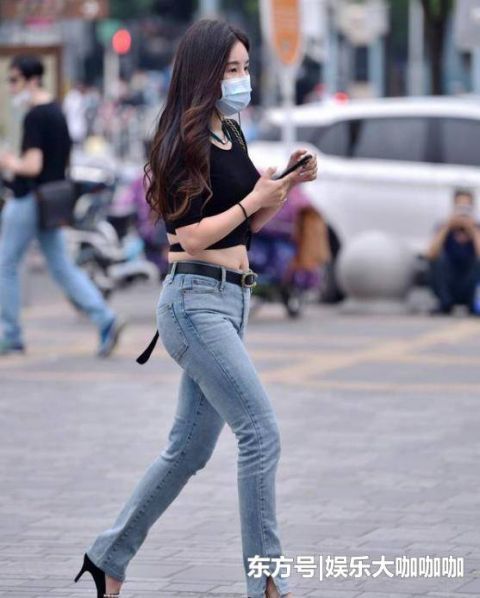  美女：街拍：螓首蛾眉的美女，一条粉色短袖配黑色短裙，优雅大方风采