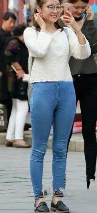 牛仔裤那独特的面料和设计,让你穿上了年轻又自信