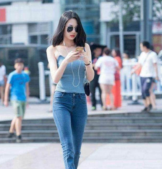 街拍：明眸皓齿婀娜多姿的小姐姐，身材丰腴轻熟优雅魅力十足！