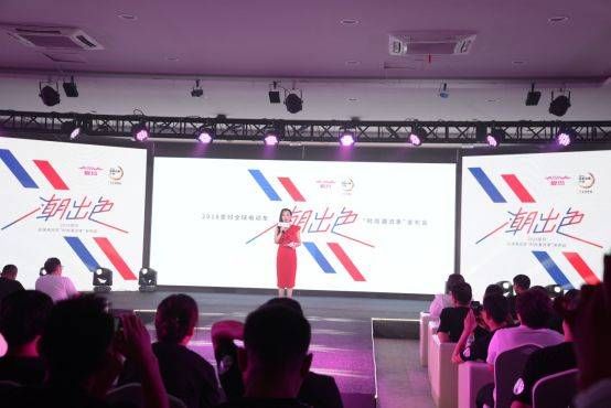 爱玛电动车蓝白红3色玩转英伦风 风靡大半个明星圈