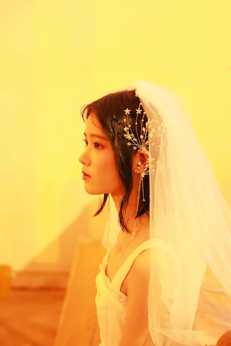 森系美女性感灵动户外写真图片