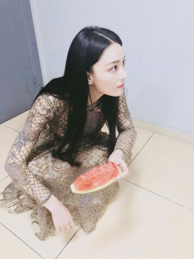 张馨予机场衣服邋遢，网友：你是出来唱戏的吗？