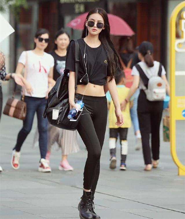街拍:小姐姐一件黑色小吊带,“太平公主”也有自己的范?