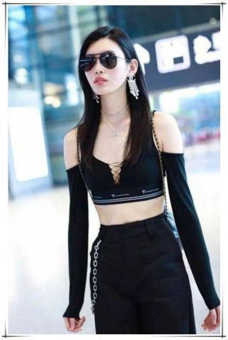 奚梦瑶这么开放？穿个“内衣”就来机场，网友：越暴露越时尚？