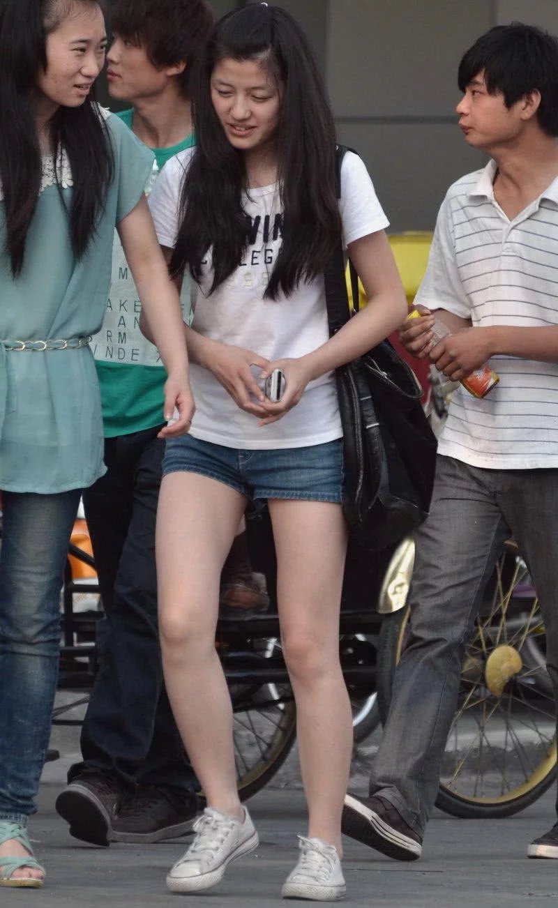 小姐姐这么吸引眼球的长腿，再配上火辣的短裤