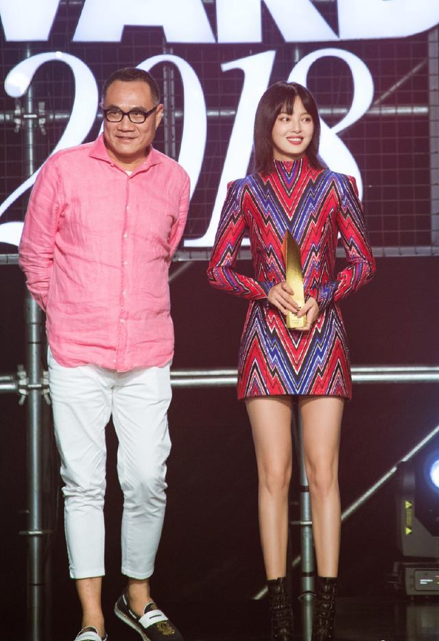 32岁辛芷蕾撞衫21岁关晓彤，同穿连衣裙，输了年龄赢了气质