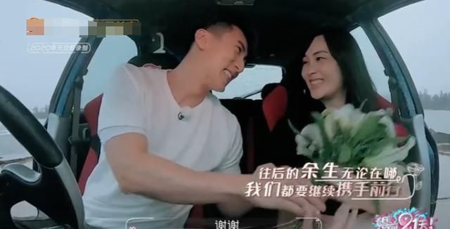  动容■林丽吟知道吴尊的不容易，握住他的手连说“辛苦你了”，让人动容