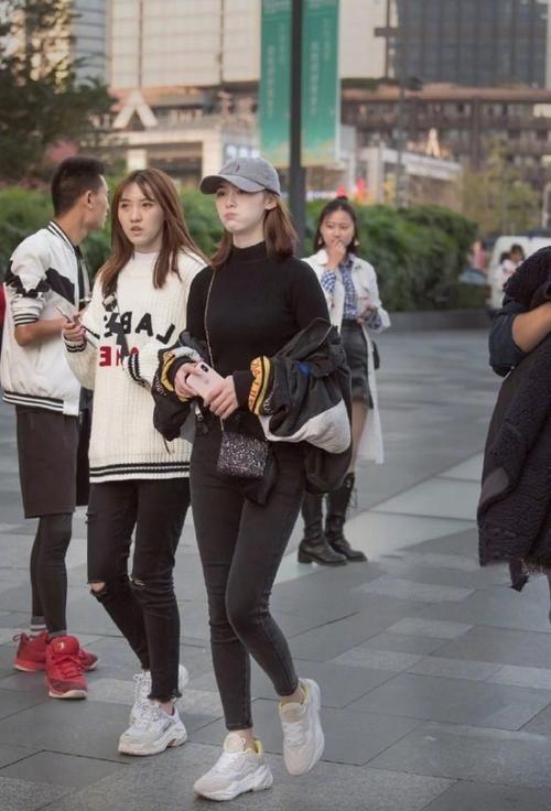  【半身裙】路人街拍，小姐姐选择白色蕾丝半身裙，很显气质