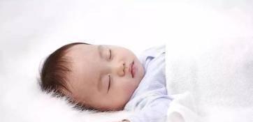 投降■为什么婴儿总喜欢“举手投降”睡姿?原来隐藏大学问,父母要知道