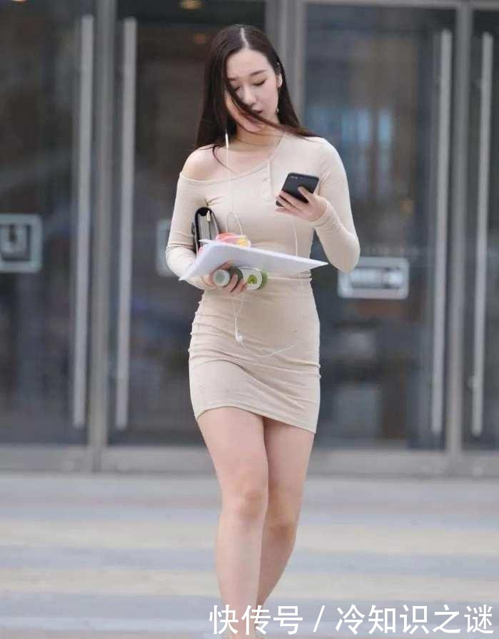 街拍:露脐装尽显傲人身材,纤细小蛮腰尽情展现！