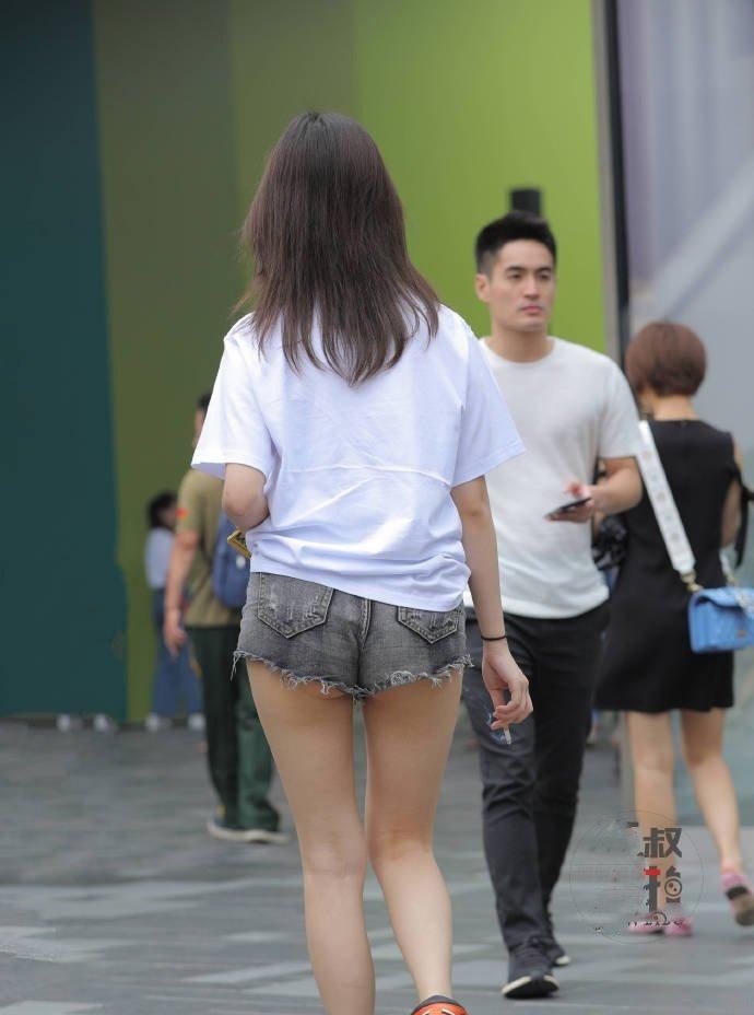 [ 男友]穿着热裤上街，网友：男友不管吗？，看似青春可爱的小美女