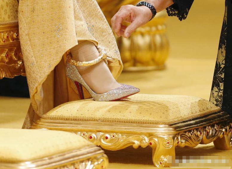 贵为王妃却土到一定境界, 斥资一亿美元的世纪婚礼, 败给了一双肉