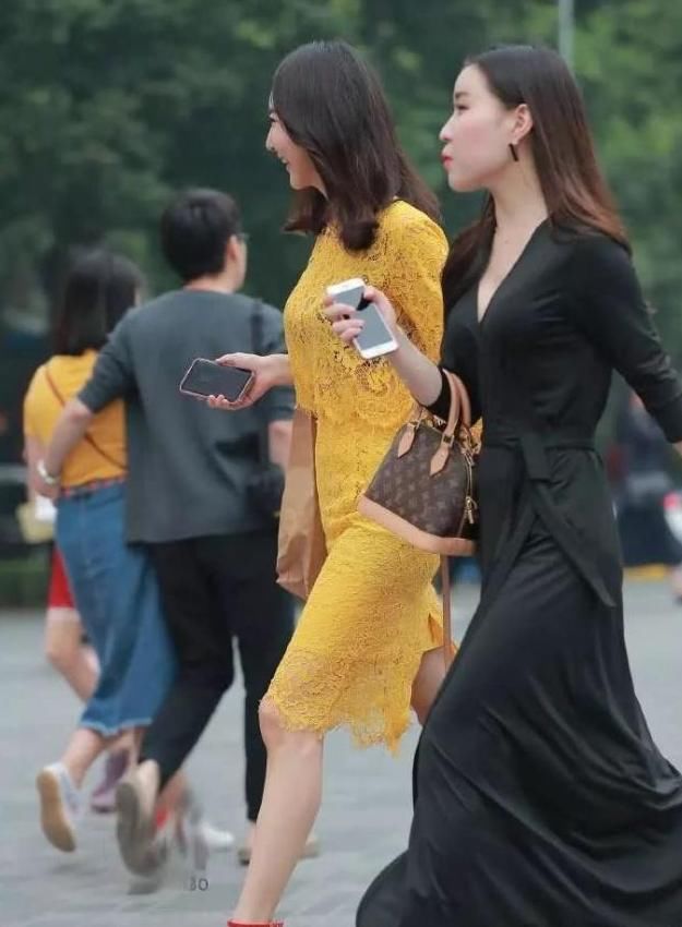  身穿|街拍美女：小姐姐身穿牛仔短裤更显修长俏丽，气质楚楚动人