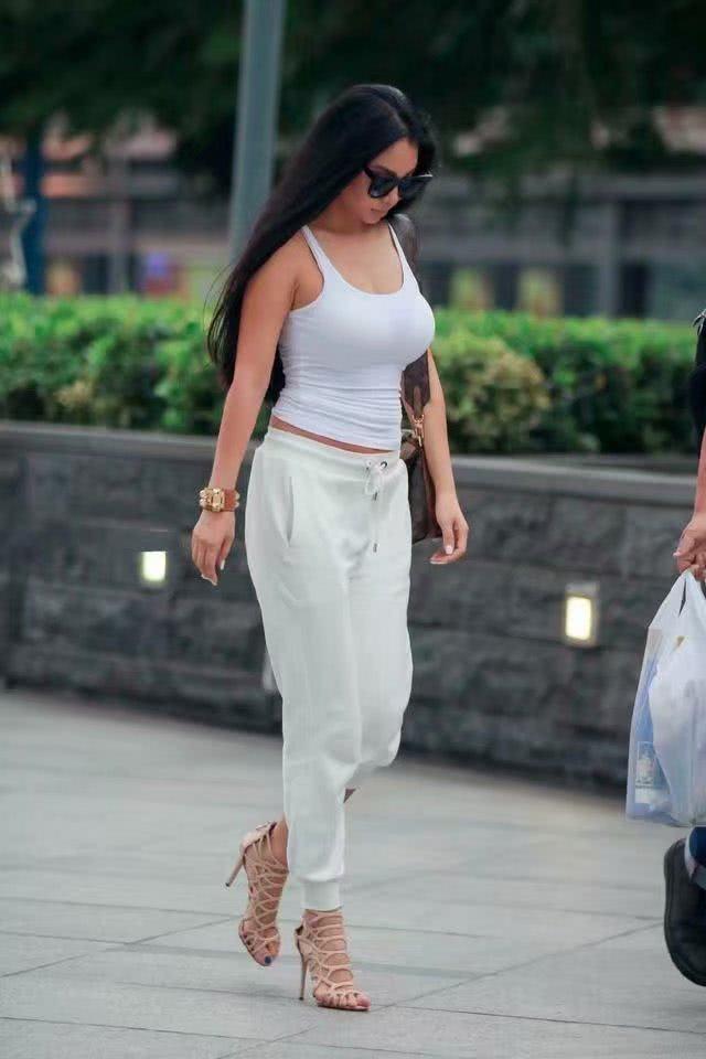 街拍：身材好的女人就是自信，图4、图5小姐姐连体衣出街不方便吗