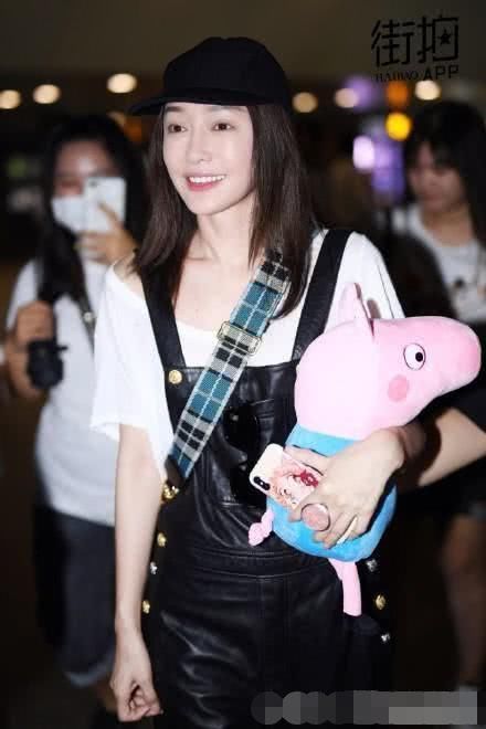 秦岚脚上的这双老爹鞋也太好看了，显得脚踝特别细腿特别长