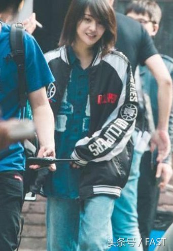 接地气只服郑爽!半截身都埋在土里了，网友:我奶奶都不会这么穿