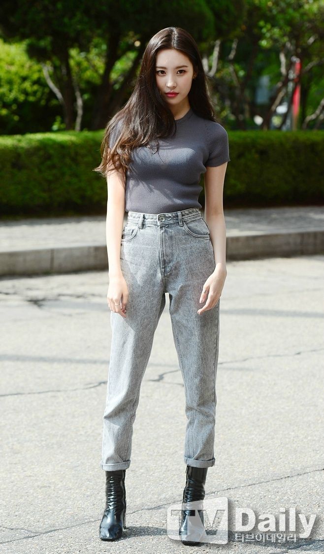 路人街拍，小姐姐身材太好， 长腿有料，还有细腰