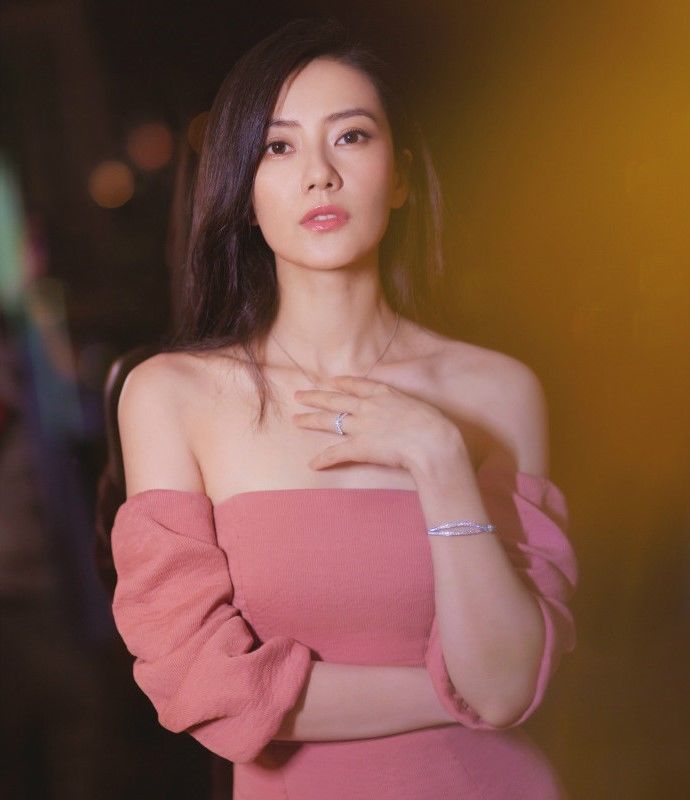 高圆圆身穿粉色抹胸长裙，露香肩玉骨，演绎极致的优雅!