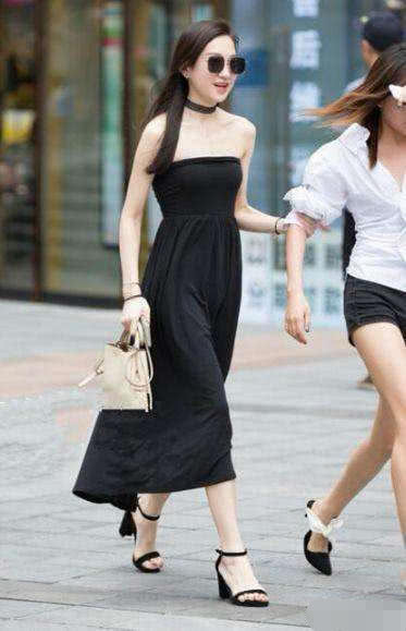 街拍：轻松又百搭的黄色T恤，塞进热裤里更显小姐姐美腿修长！