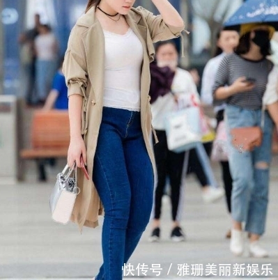 『粉色』街拍:粉色格子两件套,有点儿甜美,有点儿女人味