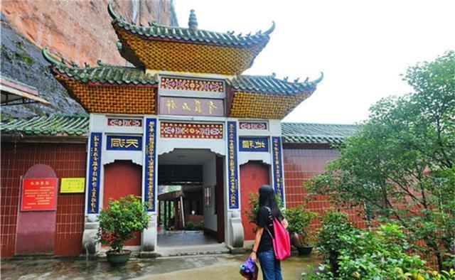 中国最牛寺庙，建于百丈悬崖上千年不倒，寺中修行者常年隐居不出