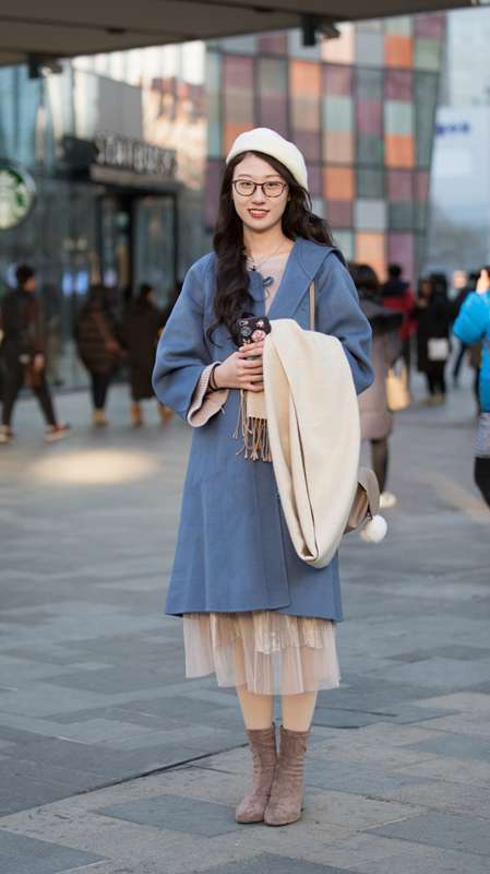 街拍：拯救腿控的牛仔裤美女，这腿光滑的像在发光