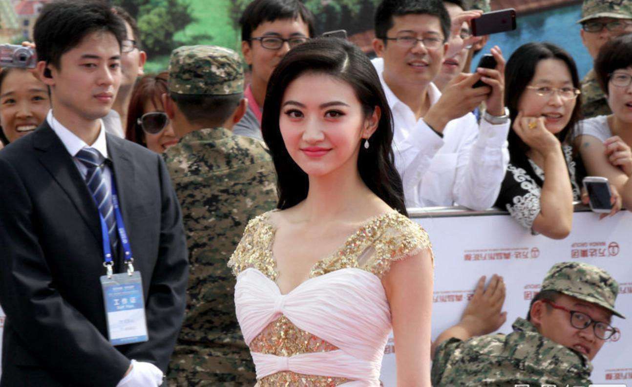 有一种胖叫景甜胖，裙子拉链都拉不上了