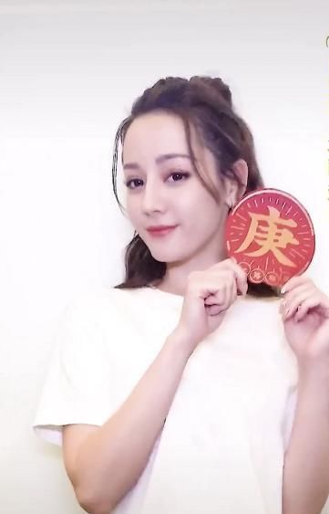 色牛仔裤■热巴穿的最素,却成全公司最养眼,杨幂带着旗下艺人送祝福