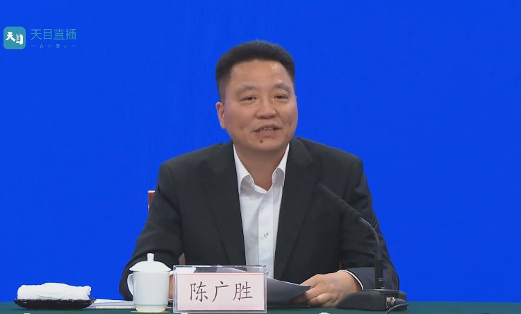  新冠肺炎：浙江疫情防控发布会：不建议幼儿在园区内戴口罩，家长一律不入园