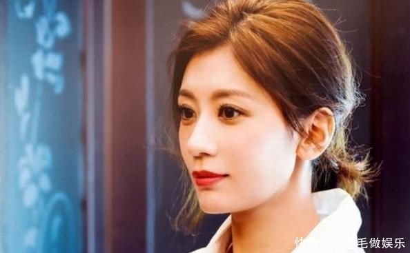  [勇敢]贾静雯两女儿学骑车，勇敢滑行不怕摔倒，网友称一个像爸一个像妈