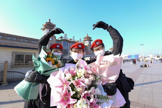  「鲜花」反差萌！当北京站持枪女特警遇上鲜花，竟这么可爱