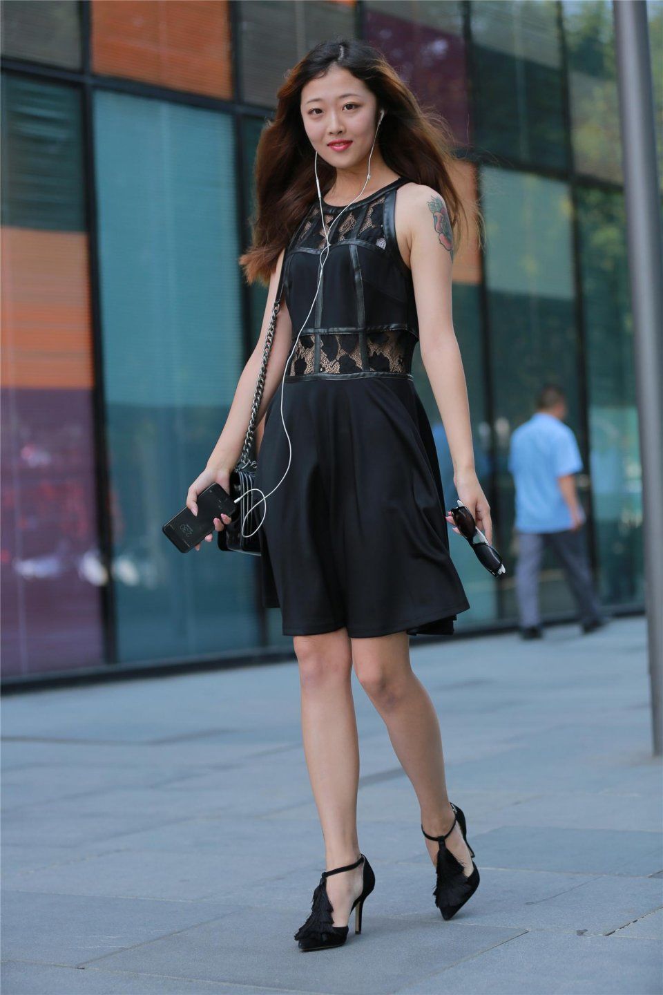 街拍:笑容真甜的高跟短裙美女，这样的美女惹人喜欢