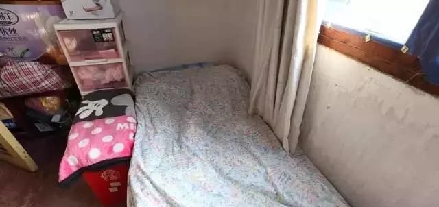  [脏乱]35岁剩女和父母挤28㎡，房屋脏乱，父亲没床睡被迫“离家出走”
