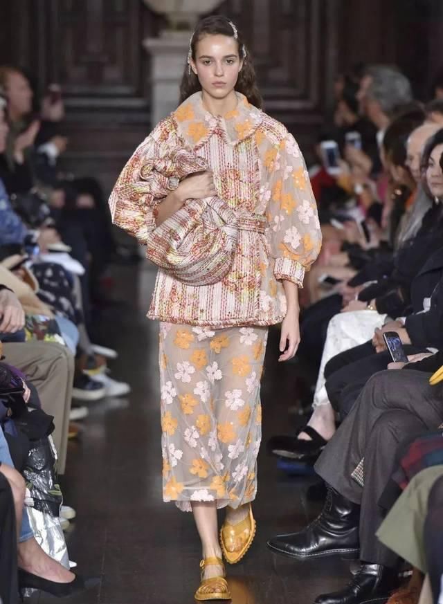 『穿着』只要穿着Simone Rocha,就可以一直做少女哦