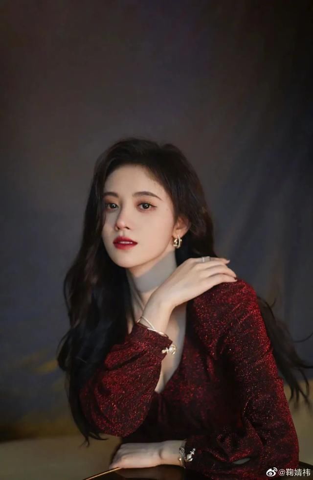  春天都：全网都在仿的Jennie粉嫩蜜桃妆，今年哪里不一样？