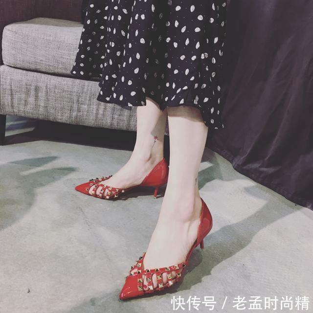  漂亮■漂亮女人要懂得拒绝平庸，今年流行铆钉凉鞋，分分钟“扎”你心