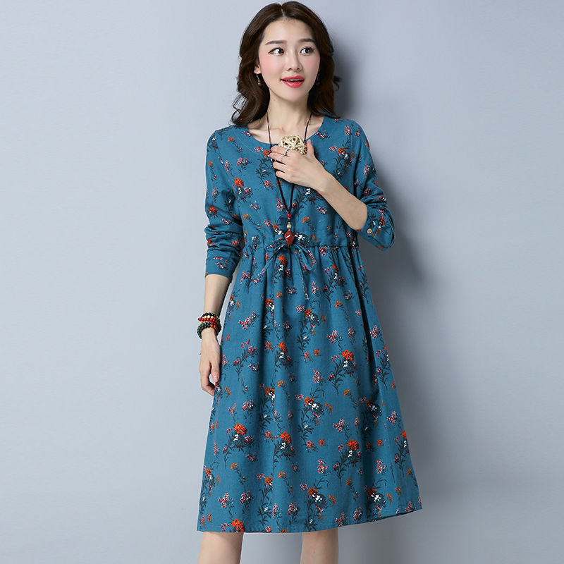 别再穿大妈装了?奔5女人推荐这种碎花裙，修身又显白，越穿越美