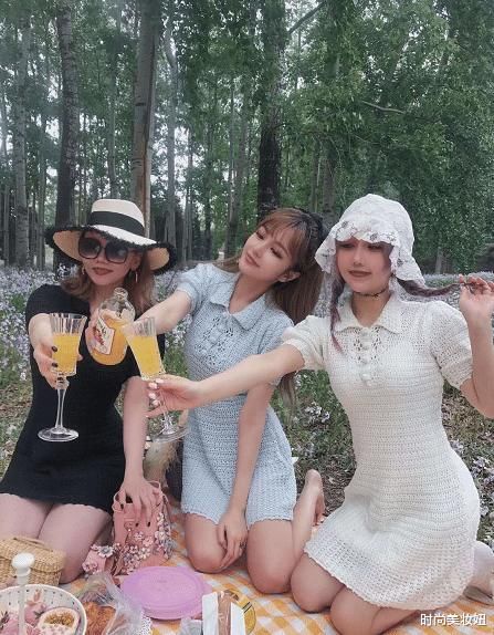 『周扬青』周扬青非一般网红,穿镂空针织连衣裙配空气刘海,嫩成00后