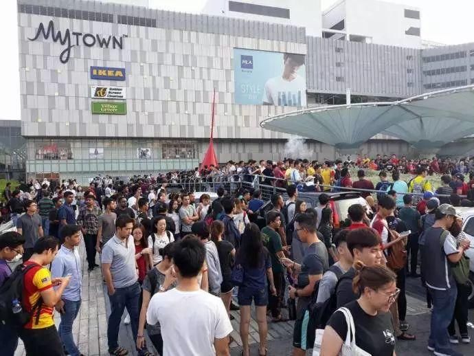 果粉疯了!上万人排队抢300块的iPhone5S,太超值了!