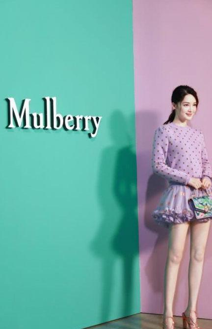 李沁真会“装”，竟穿条紫色“蓬蓬裙”出门，瞬间成了芭比娃娃！